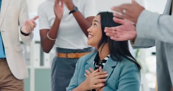 拍手叫好 心情愉快 事业有成 有进取心的在职人士 自豪和专业的亚洲女性获奖者与团队在工作场所的掌声和欢呼 — 图库视频影像