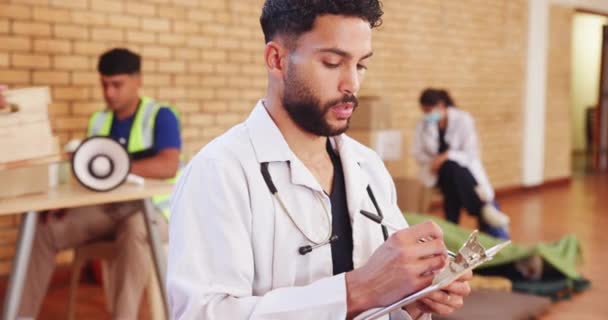 Läkare Arbetare Och Man Med Att Skriva Klippbordet För Medicinskt — Stockvideo