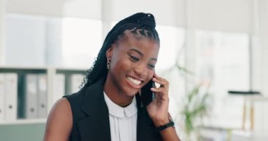 İş kadını için telefon görüşmesi, sohbet ve siyahi kadın, satış ya da online pazarlama. İş yerinde cep telefonu, iş iletişimi veya tele pazarlama, anlaşma veya müzakere ağı tartışması.