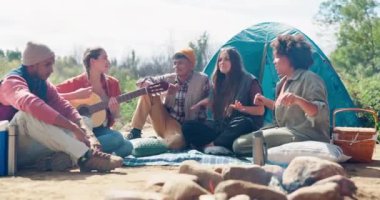 Arkadaşlar, kampa ve gitara doğada müzik eşliğinde şarkı söylemek, dinlenmek ve kırsalda tatil yapmak için. Erkekler, kadınlar ve şarkıları olan insanlar piknikte çadır, tatil ya da çalılıklarda gösteri yaparlar..