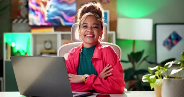 Biznes Twarz Szczęśliwa Kobieta Laptopem Biurze Kreatywnym Dla Online Badań — Wideo stockowe