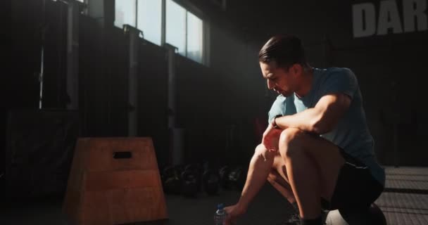 Pauze Fitness Water Met Sportman Sportschool Rusten Voor Herstel Van — Stockvideo