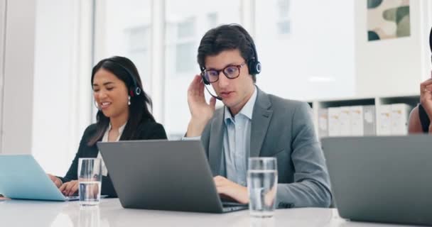 Call Center Hombre Ayudar Los Clientes Ordenador Portátil Con Asesoramiento — Vídeos de Stock