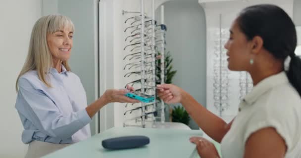 Shopping Glasögon Eller Optiker Kunden För Betalning Detaljhandel Och Ögonvård — Stockvideo