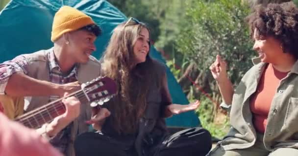 キャンプ場 アウトドア 音楽で歌うためのギター 田舎での休暇でリラックスまたは自然 ピクニックでのブッシュのテント 休日またはパフォーマンスのためのテントによる曲を持つ人 — ストック動画