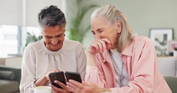 Amici Anziani Felici Ridenti Con Smartphone Post Divertenti Notifiche Bonding — Video Stock