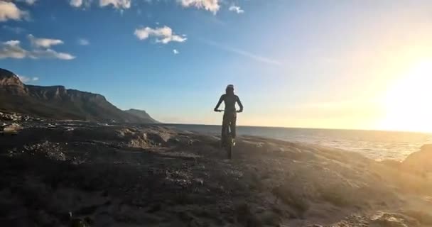 Nsan Motosiklet Okyanus Kıyısında Seyahat Macera Road Başarısı Ekstrem Sporlar — Stok video