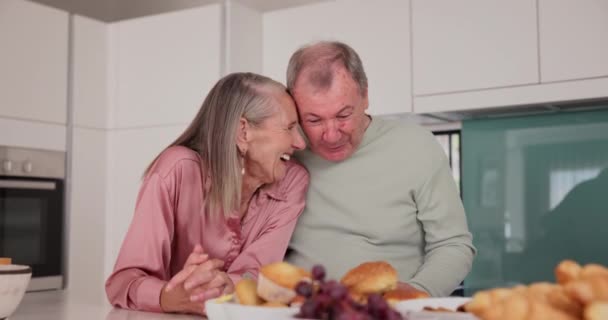 Reden Lachen Und Senioren Paar Küche Spaß Und Frühstück Seniorenheim — Stockvideo