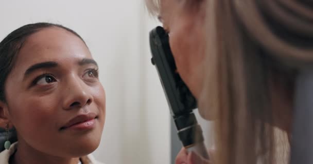 Жінка Оптометр Перевірка Зору Здоров Догляд Очима Допомогою Тесту Ретиноскопа — стокове відео