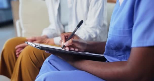 Gezondheidszorg Documenten Verpleegkundige Met Senior Vrouw Voor Advies Wellness Medische — Stockvideo