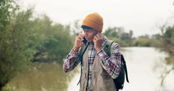 Telefonní Hovor Problém Pěší Turistika Lese Špatnou Recepcí Připojením Nebo — Stock video