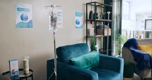 Wnętrze Kliniki Kroplówka Sprzęt Opieki Zdrowotnej Usług Medycyny Przy Sofie — Wideo stockowe