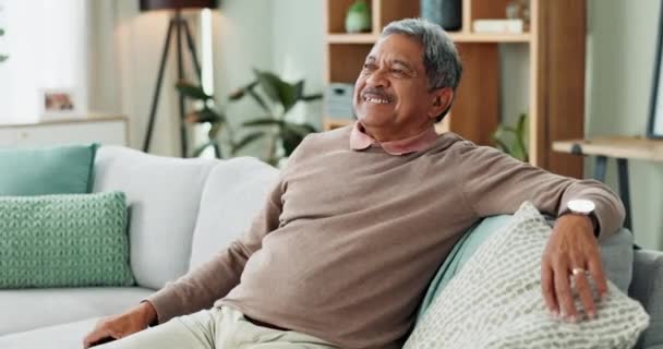 Senior Άνθρωπος Και Βλέποντας Τηλεόραση Στο Σπίτι Για Χαλαρώσετε Την — Αρχείο Βίντεο