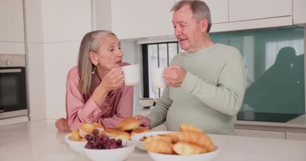 Senior Paar Und Entspannen Sie Sich Bei Kaffee Der Küche — Stockvideo
