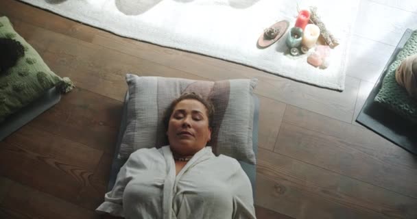 Kadın Yastıklı Döşeme Meditasyon Rahatlama Zen Veya Huzur Sağlık Için — Stok video