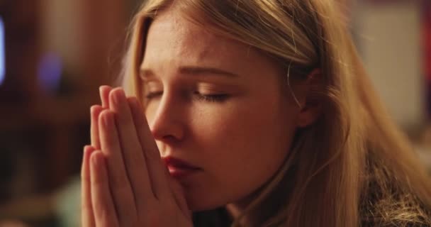 Kezek Remény Egy Házban Imádkozik Segítségért Depresszióért Vagy Megoldás Közelkép — Stock videók