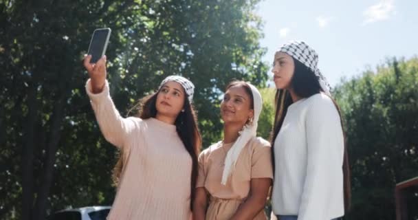 Mujeres Selfie Bufanda Como Redes Sociales Publica Actualiza Como Activismo — Vídeo de stock
