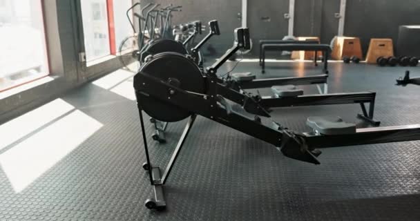 Γυμναστήριο Στούντιο Και Γυμναστήριο Κωπηλατική Μηχανή Για Άσκηση Προπόνηση Και — Αρχείο Βίντεο