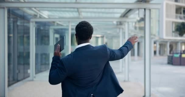 Feliz Bailando Hombre Edificio Oficinas Con Tableta Éxito Logro Con — Vídeos de Stock