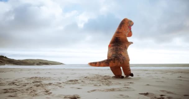 Κοστούμια Δεινόσαυρος Διασκέδαση Και Εξωτερική Στην Παραλία Την Κατάρτιση Την — Αρχείο Βίντεο