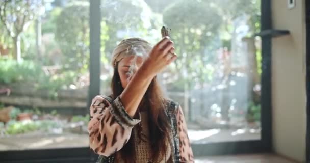 Aromaterápia Füst Gyógyító Rituáléval Éberség Béke Boho Kultúra Érdekében Zen — Stock videók