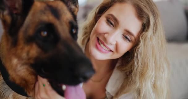 Kvinna Hund Och Skrapa Husdjur För Kärlek Anslutning Lägenhet Med — Stockvideo