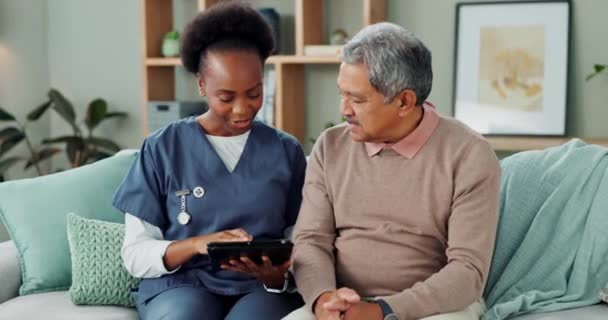 Tablet Cuidados Saúde Enfermeira Casa Por Homem Idoso Internet Comunicação — Vídeo de Stock