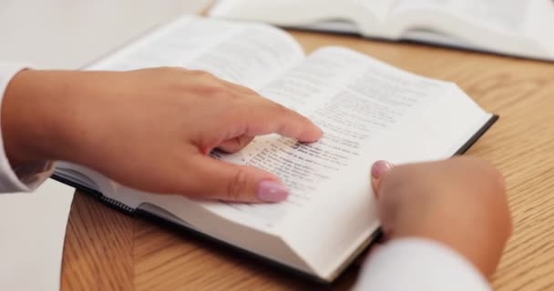 Mãos Bíblia Pessoa Lendo Mesa Casa Para Religião Espiritual Adoração — Vídeo de Stock
