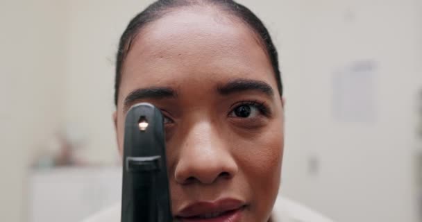 Pov Optometrista Chequeo Visión Salud Cuidado Ocular Con Prueba Retinoscopio — Vídeo de stock