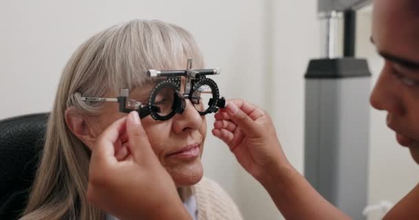 フレーム 保険付きビジョンのための眼科医との眼科医によるシニア女性 目とテスト 眼科検査 眼科医による眼科検査 または専門家による健康診断 — ストック動画