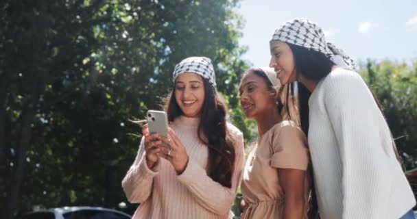 スカーフをソーシャルメディアとして パレスチナを解放するためのオンライン活動として投稿または更新します ハッピー イスラム教徒の女の子やモバイル共有 コミュニティとしてウイルスまたはコミュニケーション サポートまたは結合 — ストック動画