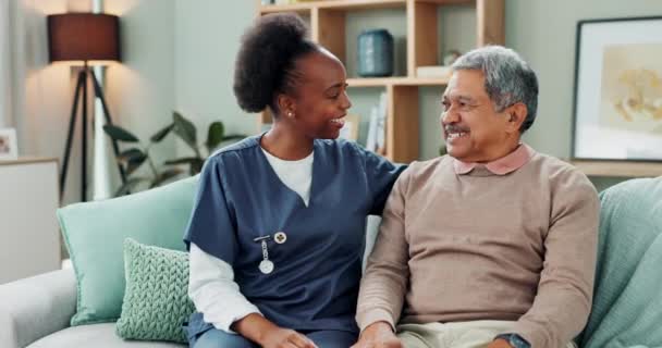 Idősebb Gondozó Mosollyal Idősek Otthonában Egészségügyi Ellátásért Orvosi Segítségért Kanapén — Stock videók