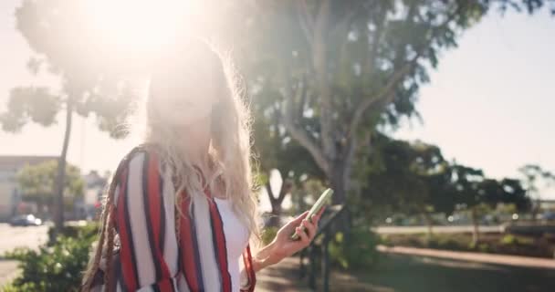 Resor Förvirrad Och Kvinna Staden Med Smartphone För Riktningar Plats — Stockvideo