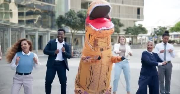 Szabadtéri Tánc Emberek Üzleti Jelmezben Felfújható Dinoszaurusz Szórakozás Boldogság Irodában — Stock videók