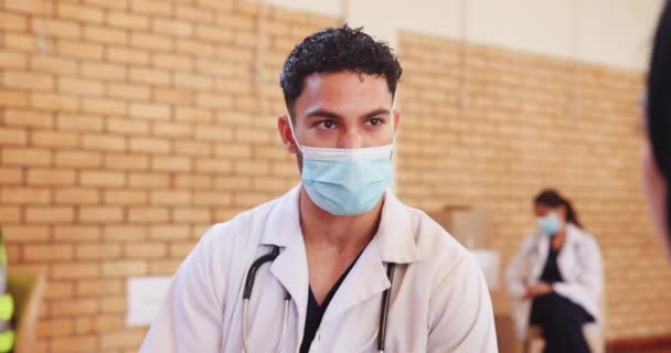 Arzt Mann Und Beratung Gesundheitswesen Mit Maske Für Hilfe Gespräch — Stockvideo