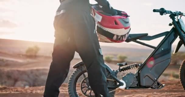 Outdoor Motor Mens Met Een Helm Uitdaging Veiligheid Met Transport — Stockvideo