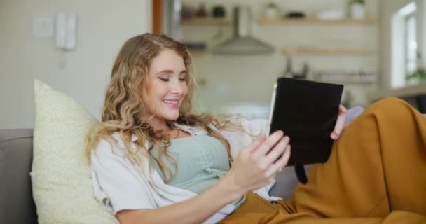 Sofa Santai Dan Wanita Dengan Tablet Ruang Tamu Untuk Streaming — Stok Video