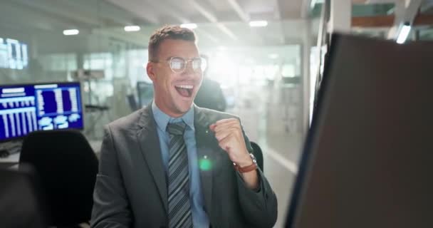 Business Man Computer Fist Pump Winning Trader Stock Market Increase — Stock Video