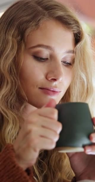 Spokój Kobieta Relaks Przy Kawie Picia Wakacjach Lub Wakacjach Spokoju — Wideo stockowe