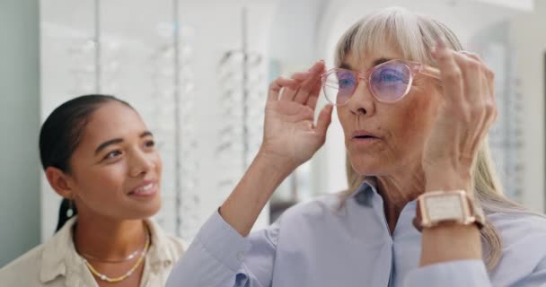 Glad Kvinna Glasögon Och Optiker Beredskap För Val Beslut Eller — Stockvideo