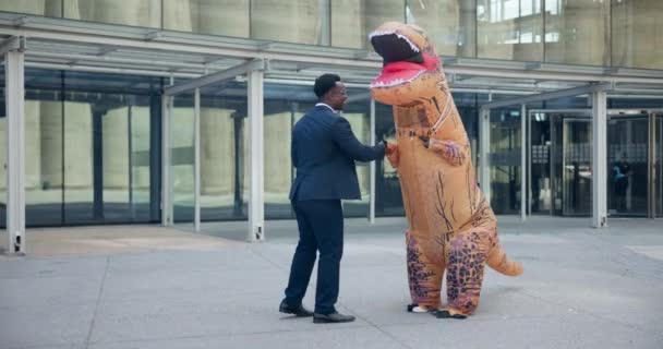 Dinossauro Aperto Mão Pessoa Traje Com Homem Negócios Uma Cidade — Vídeo de Stock
