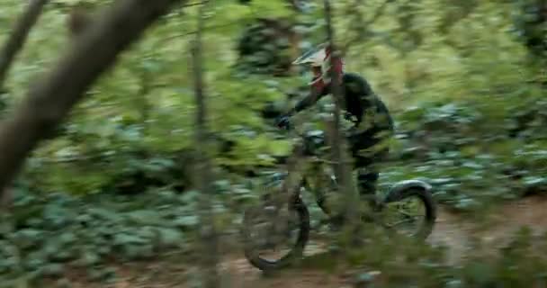 Человек Лес Скорость Велосипедом Грязи Экстремальных Видов Спорта Расы Приключений — стоковое видео