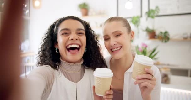 Kobiety Przyjaciele Wiwaty Kawą Selfie Żywo Mediach Społecznościowych Lub Post — Wideo stockowe