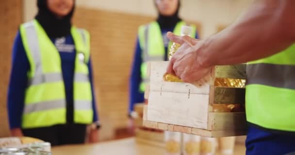 Élelmiszer Adomány Asztalnál Ülők Élelmiszerdobozzal Egészséges Táplálkozással Táplálkozással Menekülttáplálási Projektben — Stock videók