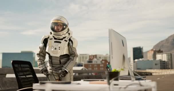 Smash Tech Apocalypse Astronaut Suit Protection Nuclear Pollution Злой Человеческий — стоковое видео
