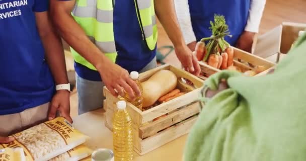 Vrijwilliger Mensen Handen Met Voedsel Aan Daklozen Voor Gemeenschapsdienst Armoedebestrijding — Stockvideo