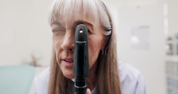 Optometrista Luz Oftalmoscópio Clínica Para Exame Ocular Cuidados Com Olhos — Vídeo de Stock
