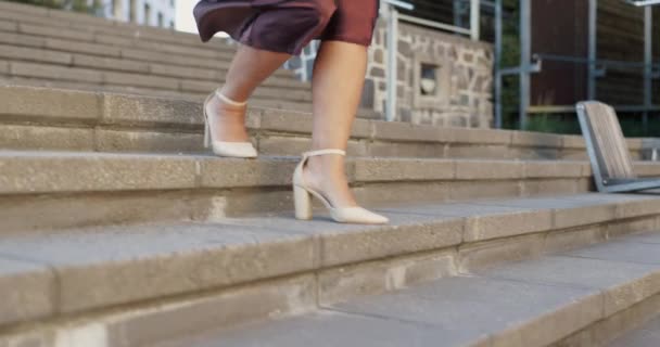Spacerując Miasto Kobieta Biznesu Schodach Pracy Rano Podróży Podróży Biura — Wideo stockowe