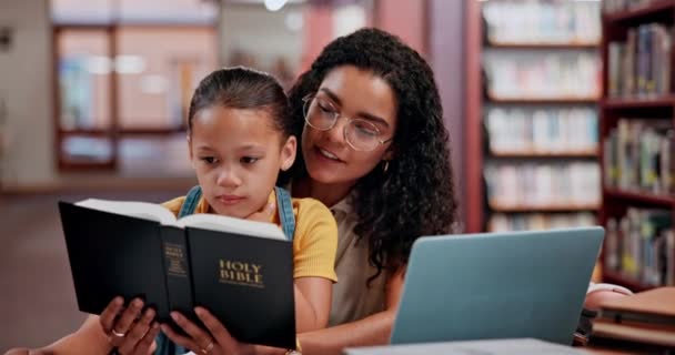 図書館 将来の成長と知識のための読書と聖書 創造性と宗教学習のための助け 英語教育で教師 — ストック動画