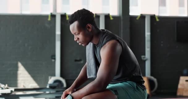 Gimnasio Pensamiento Hombre Negro Con Fitness Cara Ejercicio Con Desafío — Vídeo de stock
